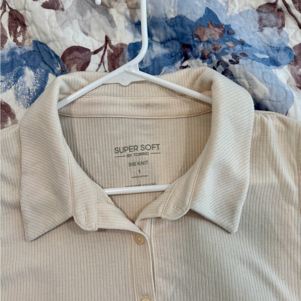 Torrid Fitted Super Soft Rib V-Neck Collared Button-Up Crop Tank Size 1 - Picture 7 of 7